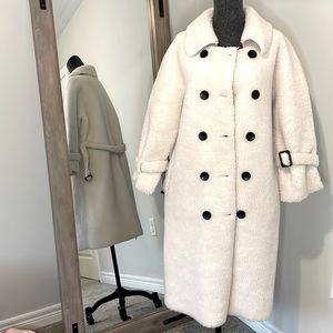 Suede and wool!✨Beautiful white warm trench coat with belt❄️it’s a high end coat